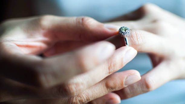 5 Engagement Ring Shopping Tips For The Holidays